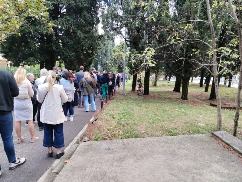 Više stotina građana čeka u redu ispred Ambasade Srbije u Podgorici kako bi glasalo