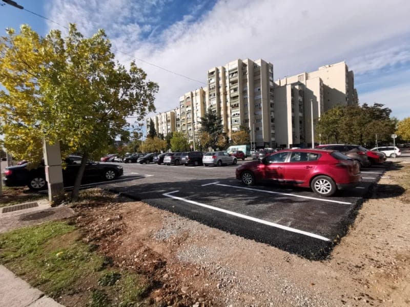 Završen parking kod Bastona, obezbijeđeno oko 60 mjesta