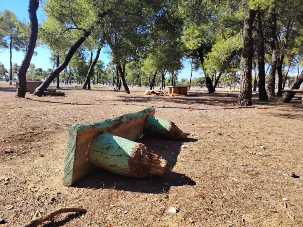 Park na Ćemovskom polju: Polomljen mobilijar, smeće na sve strane