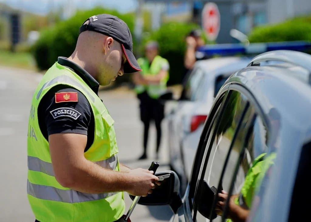 Vozio trotoarom na Bulevaru 21. maja, policija ga identifikovala i kaznila