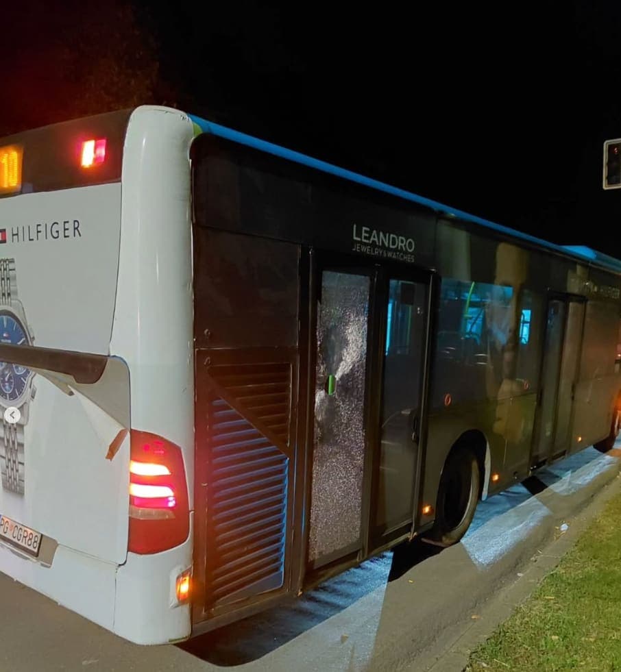 Kamenovan autobus na Zabjelu, vozilo van saobraćaja najmanje 20 dana