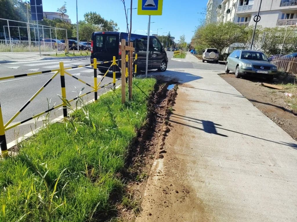 Tek obnovljen travnjak u Ulici cara Lazara već oštećen