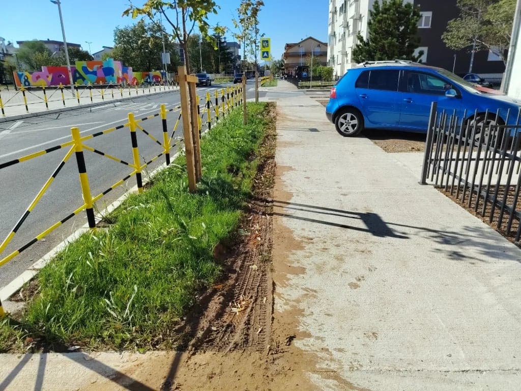 Tek obnovljen travnjak u Ulici cara Lazara već oštećen - slika 2