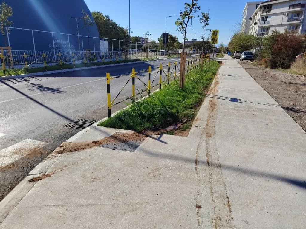 Tek obnovljen travnjak u Ulici cara Lazara već oštećen - slika 1